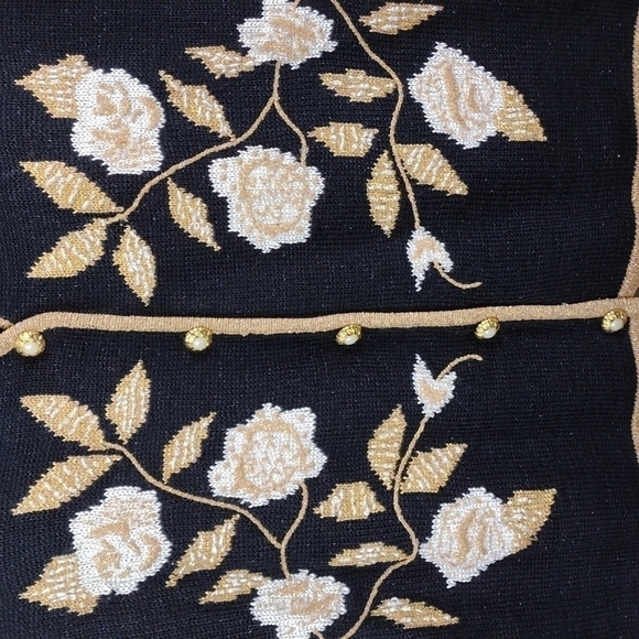 Jaclyn Smith Black Gold Metallic V-Neck Sleeveless Button Front Sweater Vest - Picture 4 of 16